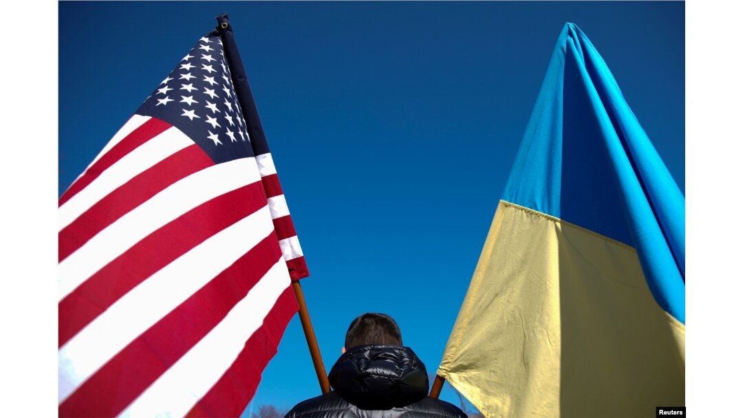 资料照：华盛顿白宫前的示威者手举美国和乌克兰国旗。（2022年2月28日）