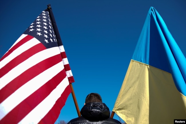 资料照：华盛顿白宫前的示威者手举美国和乌克兰国旗。（2022年2月28日）