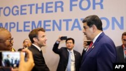 El presidente de Venezuela, Nicolás Maduro, y su homólogo de Francia, Emmanuel Macron, conversan en el marco de la cumbre climática COP27 en Egipto el 7 de noviembre de 2022.