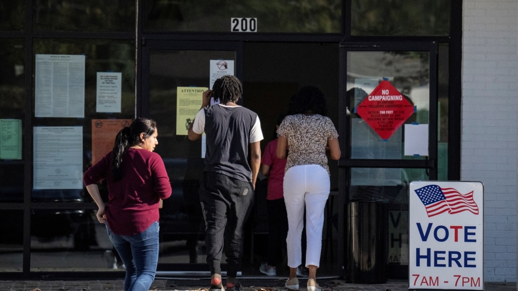 Electores llegan a un punto de votación en Marietta, Georgia, el 8 de noviembre de 2022.