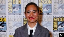 Aktris Mabel Cadena saat menghadiri ajang Comic-Con di San Diegoe, 23 Juli 2022 (dok: Christy Radecic/Invision/AP)