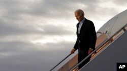 Le président américain Joe Biden descend d'Air Force One, dimanche 6 novembre 2022, à l'aéroport de Westchester County à New York.