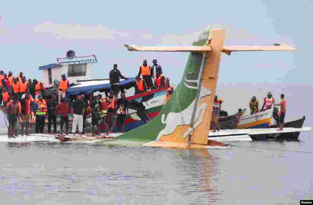 Abiria waliokuwa ndani ya&nbsp; ndege iliyoanguka wakiokolewa eneo la Ziwa Victoria Bukoba, Tanzania, November 6, 2022. REUTERS/Stringer