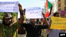 Mardi, les manifestants défilaient à Khartoum en brandissant des banderoles demandant justice pour les personnes tuées durant les manifestations pro-démocratie. (Photo d'archives)