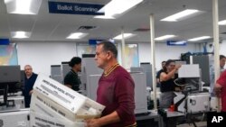 Zyrtarët zgjedhorë përgatisin procesin e skanimit të votave të ardhura me postë (Florida, 8 nëntor 2022)