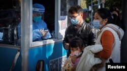 Sejumlah warga mengantre untuk mendapatkan tes swab di stan pengujian saat wabah COVID-19 di Beijing, China, 3 November 2022. (Foto: REUTERS/Thomas Peter)