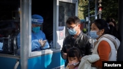 Personas hacen fila para someterse a una prueba de COVID-19 en China, el 3 de noviembre de 2022.