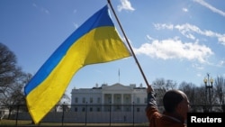 Один из сторонников американской поддержки Украины перед Белым домом в Вашингтоне. 