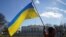 Один из сторонников американской поддержки Украины перед Белым домом в Вашингтоне. 