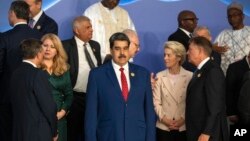 El presidente de Venezuela, Nicolás Maduro (centro) junto a la presidenta de la Comisión Europea, Ursula von der Leyen, al centro a la derecha alistándose para una foto grupal en la Cumbre Climática COP27 de la ONU, en Sharm el-Sheikh, Egipto, lunes 7 de noviembre de 2022.