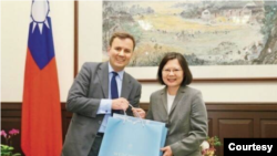 英国贸易部国务大臣汉兹（Greg Hands，又译韩斯）曾在2016年访问台湾。（台湾总统府资料照片。）