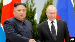 Foto Achiv: Prezidan Ris Vladimir Putin (a dwat) ak lide Kore di No Kim Jong Un nan Vladivostok, Larisi, 25 Avril 2019.