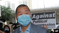 FILE - Jimmy Lai, di antara berbagai kelompok aktivis pro-demokrasi, tiba di pengadilan di Hong Kong pada 15 September 2020. (AP/Kin Cheung, File)