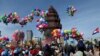 Balon-balon dilepaskan di Monumen Kemerdekaan selama upacara menandai perayaan Hari Kemerdekaan Kamboja ke-69 di Phnom Penh. (Foto: AFP)&nbsp;