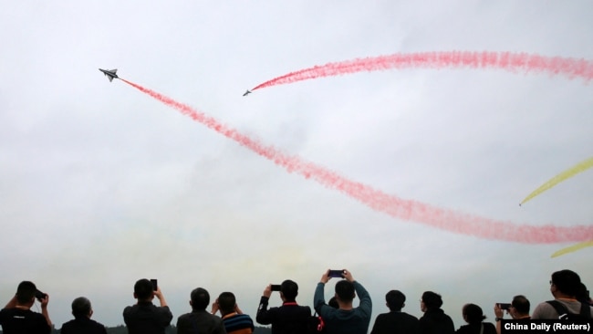 珠海航空展上人们在观看中国空军飞行表演。（2022年11月8日）