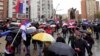 Orang-orang etnis Serbia Kosovo mengibarkan bendera Serbia selama protes di Mitrovica, Kosovo, 6 November 2022. (Foto: AP)