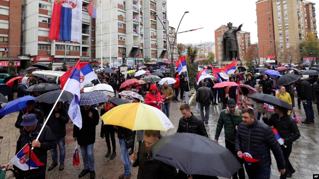 Orang-orang etnis Serbia Kosovo mengibarkan bendera Serbia selama protes di Mitrovica, Kosovo, 6 November 2022. (Foto: AP)