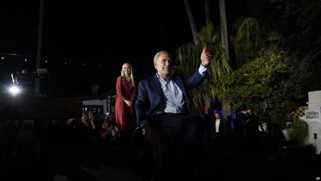El gobernador de Texas Greg Abbott levanta el pulgar en aprobación durante un evento por la jornada electoral, el martes 8 de noviembre de 2022, en McAllen, Texas. (AP Foto/David J. Phillip)