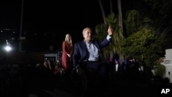 El gobernador de Texas Greg Abbott levanta el pulgar en aprobación durante un evento por la jornada electoral, el martes 8 de noviembre de 2022, en McAllen, Texas. (AP Foto/David J. Phillip)