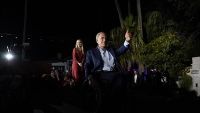 El gobernador de Texas Greg Abbott levanta el pulgar en aprobación durante un evento por la jornada electoral, el martes 8 de noviembre de 2022, en McAllen, Texas. (AP Foto/David J. Phillip)