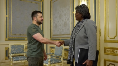 El presidente de Ucrania, Volodymyr Zelenskiy, da la bienvenida a la representante de Estados Unidos ante las Naciones Unidas, embajadora Linda Thomas-Greenfield, mientras continúa el ataque de Rusia contra Ucrania, en Kiev, el 8 de noviembre de 2022.