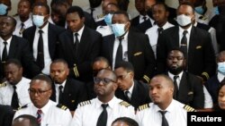 Les pilotes de Kenya Airways assistent à une audience après que la direction de l'association a été convoquée pour outrage à une ordonnance du tribunal déclarant illégale la grève en cours des pilotes de Kenya Airways, organisée par KALPA, à Nairobi, le 8 novembre 2022.