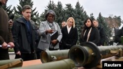 La embajadora de Estados Unidos ante las Naciones Unidas, Linda Thomas-Greenfield, examina municiones y armas explosivas mientras visita el Centro Forense del Ministerio del Interior de Ucrania en Kiev, el 8 de noviembre de 2022.