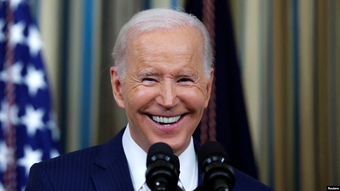Presiden AS Joe Biden tersenyum saat menjawab pertanyaan dalam konferensi pers mengenai pemilu paruh waktu AS yang berlangsung di Gedung Putih, Washington, pada 9 November 2022. (Foto: Reuters/Tom Brenner)
