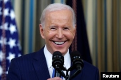 លោក​ប្រធានាធិបតី Joe Biden ញញឹម​ខណៈ​លោក​ឆ្លើយ​សំណួរ​ក្នុង​អំឡុង​សន្និសីទ​សារព័ត៌មាន​នៅ​សេតវិមាន​ក្នុង​រដ្ឋធានី​វ៉ាស៊ីនតោន កាល​ពី​ថ្ងៃ​ទី​៩ ខែ​វិច្ឆិកា ឆ្នាំ​២០២២ គឺ​មួយ​ថ្ងៃក្រោយ​ការ​បោះឆ្នោត​ពាក់​កណ្តាល​អាណត្តិ។