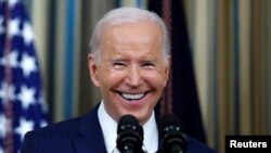 Presiden AS Joe Biden tersenyum saat menjawab pertanyaan dalam konferensi pers mengenai pemilu paruh waktu AS yang berlangsung di Gedung Putih, Washington, pada 9 November 2022. (Foto: Reuters/Tom Brenner)