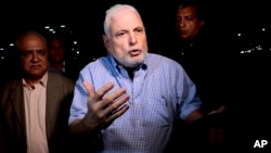 ARCHIVO - El expresidente de Panamá, Ricardo Martinelli, habla con periodistas cerca de su casa, en Ciudad de Panamá, en agosto de 2019. Una juez penal llamó el martes 8 de noviembre de 2022 a juicio a 36 personas, entre ellos el también expresidente Juan Carlos Varela.