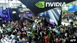 资料照：上海举办的中国国际数码互动娱乐展览会上的英伟达展台周围挤满了参观者。（2016年7月28日）