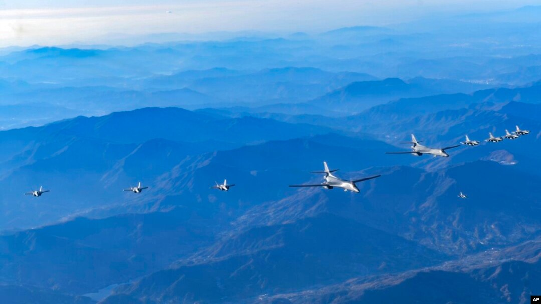 Sejumlah pesawat pengebom dan jet tempur di atas Semenanjung Korea Selatan selama latihan udara gabungan AS-Korsel yang disebut "Vigilant Storm", November .5, 2022. (Foto: via AP)