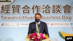 資料照：立陶宛貿易代表處處長盧百利（Paulius Lukauskas） 在台北舉行的台灣與立陶宛的經貿合作洽談會上講話。 （2022 年9月12日）