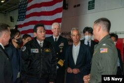 美国海军公布的照片显示，在日本海上自卫队阅舰活动期间，日本首相岸田文雄在美国驻日本大使拉姆·伊曼纽尔陪同下登上美国海军里根号航空母舰，与美国军人会面。(2022年11月6日)
