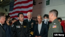 美國海軍公佈的照片顯示，在日本海上自衛隊閱艦活動期間，日本首相岸田文雄在美國駐日本大使拉姆·伊曼紐爾陪同下登上美國海軍里根號航空母艦，與美國軍人會面。(2022年11月6日)
