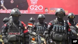 La police s'aligne lors d'un défilé de sécurité en vue de la prochaine réunion du G20 à Bali, en Indonésie, le lundi 7 novembre 2022.