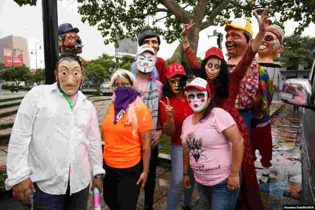 Jóvenes exiliados en Costa Rica satirizan a los partidos políticos que participan este domingo 6 de noviembre en las elecciones municipales de Nicaragua. Foto Houston Castillo, VOA