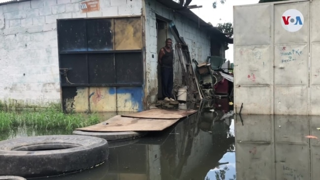 El barrio de Venezuela que vive con el lago en las casas