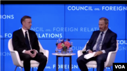 美国家安全顾问沙利文（左）2022年11月7日晚在纽约外交关系协会与大西洋理事会的撰稿人乔治·帕克（右）就美国的外交政策战略进行对话。