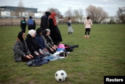 Anggota tim Sisterhood FC salat bersama saat latihan di King George's Park, London, Inggris, 3 April 2021. (REUTERS/Hannah McKay CARI "MCKAY SISTERHOOD FC")