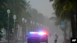 La policía patrulla el Hollywood Beach Broadwalk, mientras las condiciones se deterioran con la llegada del huracán Nicole, el miércoles 9 de noviembre de 2022, en Hollywood Beach, en Hollywood, Florida.