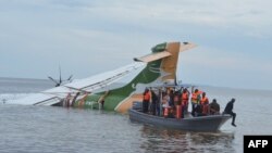 Waokiaji wakiendelea kutafuta manusura katika ajali ya ndege ya Precision Air iliyokuwa imebeba watu 43 kuanguka katika ziwa Victoria, Bukoba, Tanzania Nov 6, 2022
