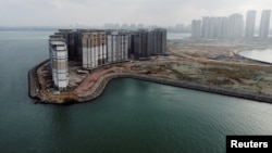 恆大集團在中國海南省人工島嶼海花島上建造的39座高層住宅樓。 （2022年1月7日）