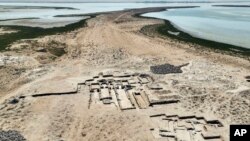 Biara Kristen kuno ditemukan di Pulau Siniyah di Umm al-Quwain, Uni Emirat Arab, dalam foto selebaran Departemen Arkeologi dan Pariwisata Umm al-Quwain bertanggal 14 Maret 2022. (Nasser Muhsen Bin Tooq/ Departemen Arkeologi dan Pariwisata Umm al-Quwain via AP)