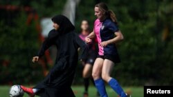 Pemain Sisterhood FC Raya Ahmed menendang bola saat pertandingan turnamen Ladies Super Liga 7-A-side melawan PCWAFC, di lapangan sepak bola Archbishop's Park di London, Inggris, 24 Juli 2022. (REUTERS/Hannah McKay CARI "MCKAY SISTERHOOD FC")