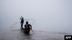 Le jeune pêcheur de 29 ans ne cesse de jeter puis remonter énergiquement son filet en espérant quelques bonnes prises. 