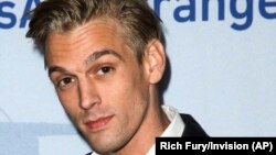 Penyanyi Aaron Carter saat menghadiri acara di Beverly Hills, California, 9 November 2015. Carter ditemukan meninggal di kediamannya pada Sabtu, 5 November 2022. 