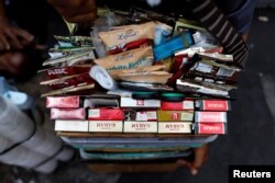 Rokok dan minuman dalam kemasan bubuk milik seorang penjual rokok ketengan di pasar tradisional di Jakarta, 31 Mei 2019. (REUTERS/Willy Kurniawan)