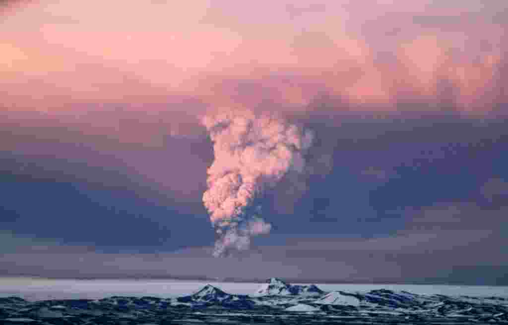 21 de mayo: globos de humo del volcán Grímsvötn en Islandia, que entró en erupción por primera vez desde 2004. Islandia cerró su principal aeropuerto internacional y vuelos cancelados como la erupción envió una nube de ceniza, humo y vapor en el aire.